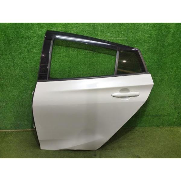 プリウス DAA-ZVW51 左リアドア アサヒ M2L3 67004-47210 67004-47211