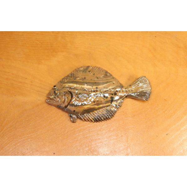 ヒラメの箸置きです。言わずと知れた美味しいさかなです。お腹を手前にして頭が左になるのがヒラメです。カレイは虫餌を食べますが、ヒラメは魚を捕食するので、同じ大きさでもカレイに比べ口が大きくなっています。多くの着色技法を一匹の中に集中させ、本物...