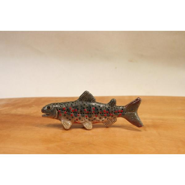 アマゴの置物（陶フィギュア）です。渓流の綺麗なさかなです。多くの着色技法を一匹の中に集中させ、本物のような質感を出します。斑点は一つ一つ筆で置いていきます。下絵付けの灰色と上絵付けの黒と赤があります。全体とラスター彩はエアブラシを使用してい...