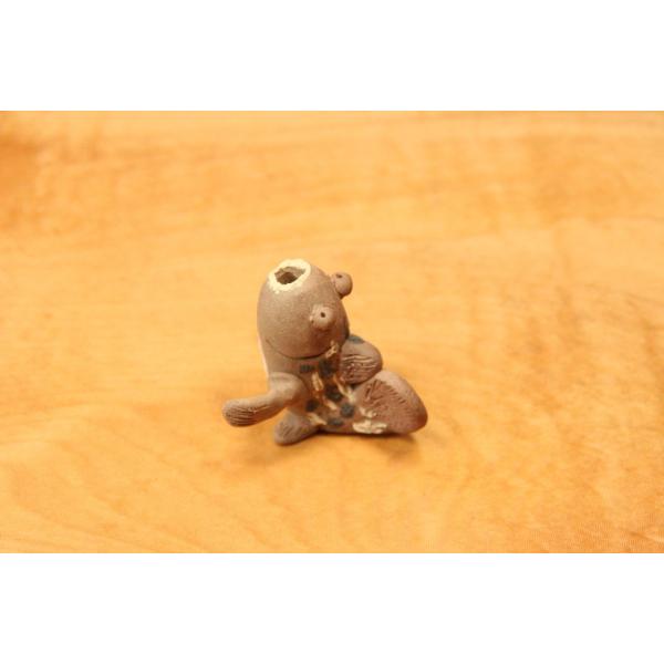 だぼはぜをイメージして変化させました。釉薬をかけない焼締です。着色は粘土そのものの色です。信楽土・半磁器土・赤土・黒泥を使用。本体・全長約3cm前後、高さ3.5cm前後、幅3.5cm前後。手作り、手びねり品のため、個々にやや差があります。了...