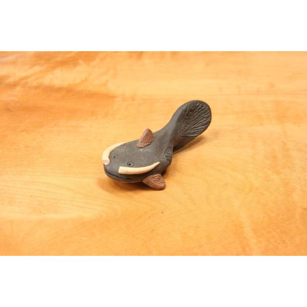 ナマズをイメージして作りました。釉薬をかけない焼締です。着色は粘土そのものの色です。信楽土・半磁器土・赤土・黒泥を使用。本体・全長約7cm高さ4cm幅2.5cm。手作り、手びねり品のため、個々にやや差があります。了承の上ご注文ください。（置...