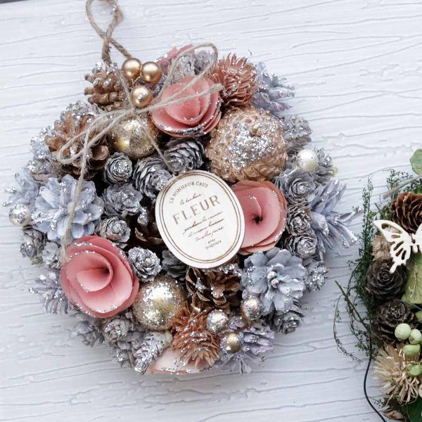 商品名：ナチュラルフラワーリース Sサイズ８種類よりお選びください。サイズ(約)：直径17×厚み6.5cm※リースは全て手作りのため、サイズに個体差があります。材質：天然素材・発泡スチロール・プラスチック・木原産国：中国お届け方法：宅配便関...