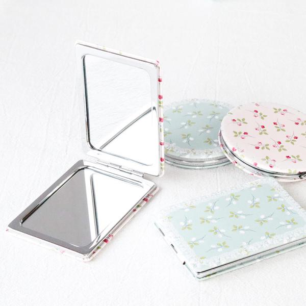 ブランド：Pomme douce / ポムドゥース商品名：コンパクトミラーカラー：Roundピンク/RoundブルーRecピンク/Recブルーサイズ：ラウンド/直径7×厚み1cmレクタングル/横幅6×縦幅8.5×厚み1cm材質：ガラス 合皮...