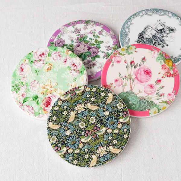 ブランド：ROYAL ARDEN/ロイヤル アーデン商品名：コースター(5種類よりお選びください。)サイズ(約)：直径11×厚さ0.8cm材質：陶磁器(裏コルク)原産国：中国お届け方法：宅配便注意事項製造上どうしてもまぬがれない黒い点また少...