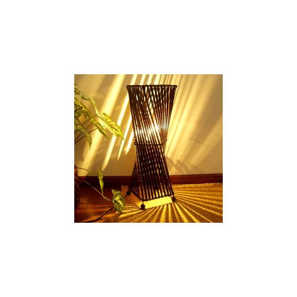 竹からもれるのハッキリとした幻想的な光り癒し空間には不可欠のランプです！明るさもございますので、とても実用的です！ 上の部分が、花台になり、更に使いやすくなりました。本当は垂れ下がる観葉が似合うと思いますが、使うと商品撮影が難しいので今回垂...