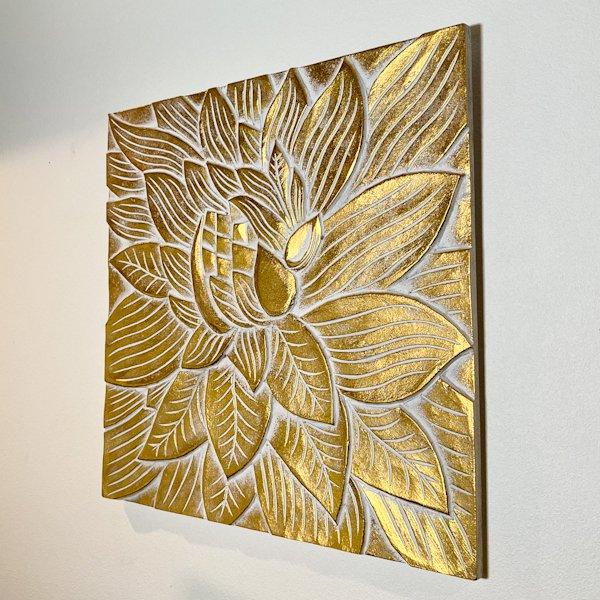 バリ島よりおしゃれなオブジェが入荷しました！！大きいロータスの柄がカワイイです☆彡ゴールドカラーで模様も凹凸がありますので立体的で高級感がございますオブジェを掛けるとお部屋の雰囲気が一気にアップします！！取付も簡単＾＾もちろん壁掛け用のフッ...