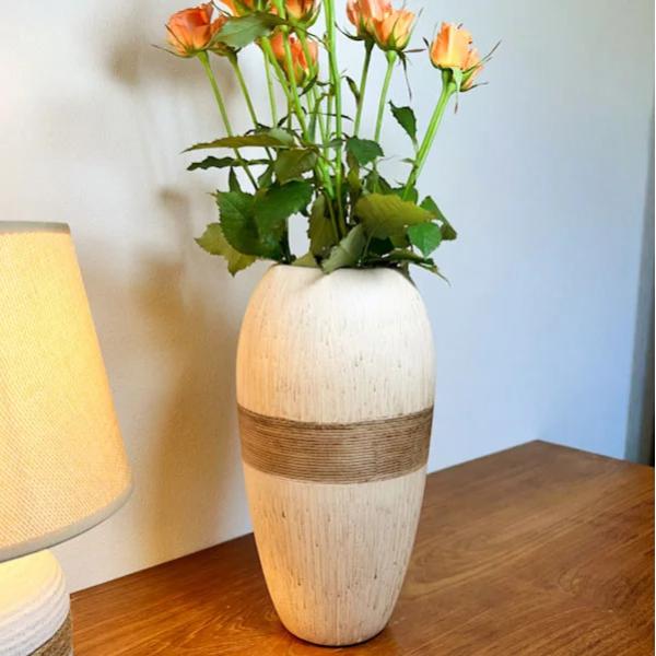 陶器のフラワーベースが登場しました！様々なお部屋に溶け込みナチュラルにオシャレに。シンプルなのに目を引く素材やデザインで魅力的！丸っこくて可愛らしくもあります！モダンデザインのフラワーベースいかがでしょうか。・全体サイズ：直径１３cm　高さ...