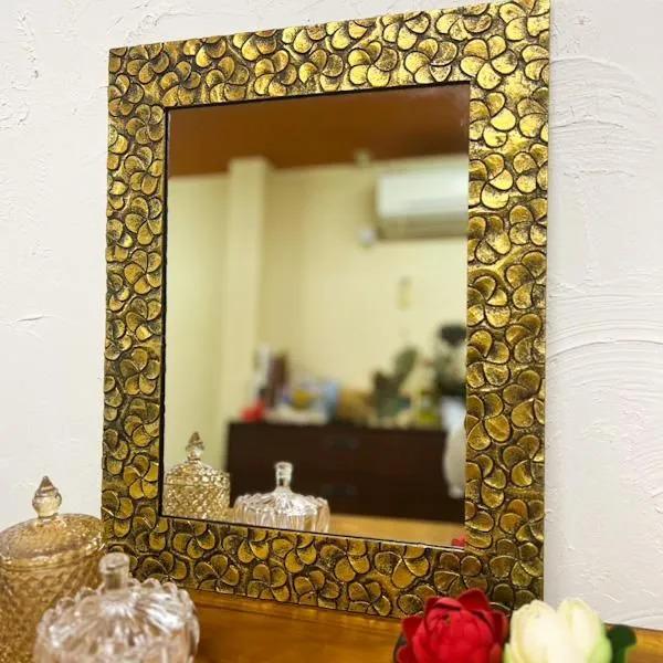 BALI島からプルメリアの花を浮かし彫刻した可愛い木製ミラーが届きました♪壁掛け用の金具も付属しており、軽量な圧縮木材で作られておりますので壁付けも簡単♪ハンドメイドで彫刻されておりますので、１つ１つが可愛く、花の彫刻の１つ１つの凹凸もあり...