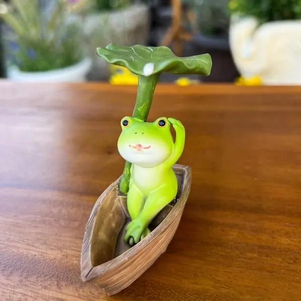 激レア！キティ根付け葉っぱ傘カエル 舟乗り葉っぱ傘差しカエルくん♪ 置き物 オブジェ 玄関 リビング