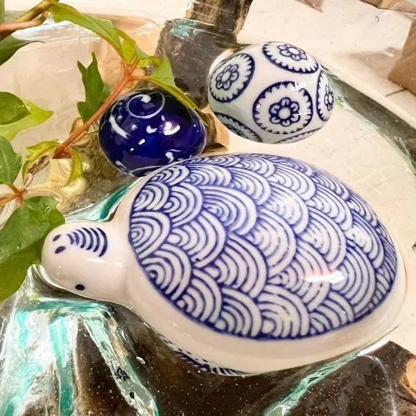 根付　古玉　古玩　亀　オブジェ　置物　インテリア　工芸品　美術品　A1143 陶器の浮き玉（染付亀さん）♪ 置き物 オブジェ 玄関 ガーデニング
