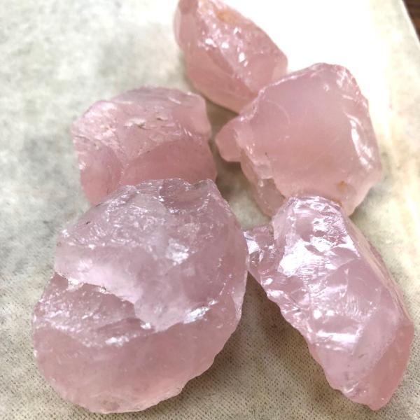 ■販売数：１個から(写真は複数ですが、価格は１個のものです）■産地：ブラジル産■重量：約20g〜34g■色味：薄め■約34.4mm×22.1mm×約13.9mm※写真の中の１個のサイズです（おおよその目安としてお考えください）ブラジル産のロ...