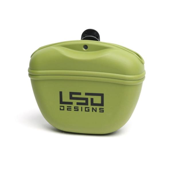 糸くずやパッケージなどの屑ゴミ入れに。釣り場を次の世代へ繋ぐための環境対策クズポーチ。背面に抜け落ち防止型クリップ（脱着可能）を装備し、LSDバッグのカスタムベースやベルト、タックルボックスなど様々な場所にワンタッチで取り付け可能。蛍光シリ...