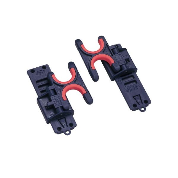 波止の小物釣りに最適！クーラー側面取付専用竿掛け！上向きにも下向きにも6段階の角度調節が自由自在に調節可能。携帯時には折りたためるので邪魔になりません。右ハンドル、左ハンドルどちらのスピニングリールにも対応し、竿の落下を防ぐ尻手ロープ取付穴...