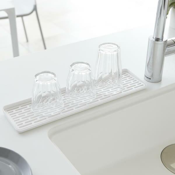 サイズ(約):幅40×奥行10.5×高さ2cm商品重量(約):180g材質:容器・トレイ/ABS樹脂収納目安:グラス5〜6個耐熱温度:90度耐冷温度:-40度製造国:中国メーカー:山崎実業山崎実業 山実 yamazaki AQUA アクアシ...