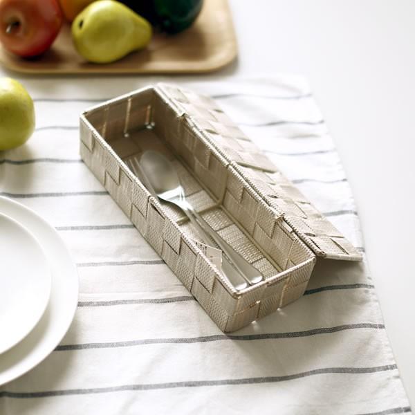 サイズ（約）:幅26×奥行9×高さ5.5cm材質:ポリプロピレン品番:58-80製造国:中国メーカー:ちどり産業カトラリー 箸立て 文房具入れ 筆記用具 引き出し収納 かご ケース ラック ボックス ペン ハサミ メガネ 鍵 玄関 リビング...