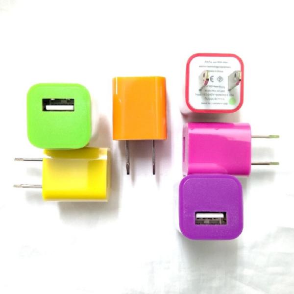 人気充電器の従来品を在庫処分特価で、ご提供！USBで充電するのにおすすめのACアダプタ型充電器！幅2.5cmのスリムサイズ、コンパクトサイズなので持ち運びに便利。6色：グリーン、イエロー、オレンジ、レッド、マゼンタ、パープルサイズ：25×2...