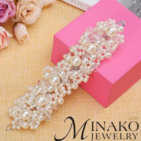 色味が華やかで、和装にも洋装にも合わせやすいデザイン☆優しい雰囲気で飾ってくれるパールカラーは、結婚式・披露宴から二次会のパーティーまで幅広くお使いいただけます。付け位置によって印象が変わりますので、見せたい雰囲気に合わせて場所をお選びいた...