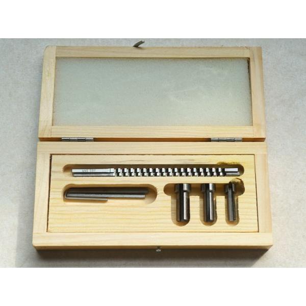 内径のキー溝加工用　ブローチセット（小）・ギアやプーリーの内径にキー溝を作る工具です。・軸にキー溝加工はフライス盤で可能ですが、穴にキー溝はこの様な専用工具が必要です。・適用径　φ6、φ8、φ10。・適用溝幅　2mm、3mm。・JIS規格の...