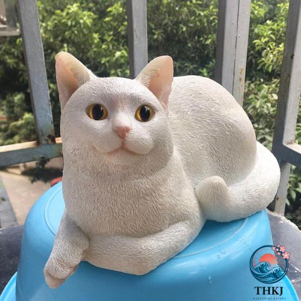 猫 ネコ 置物 おしゃれ インテリア デザイン 13 赤い 服 を 着た うつ伏せ の 足 を 舐める 可愛い ねこ リアル 人気 庭飾り 最適な プレゼント オブジェ
