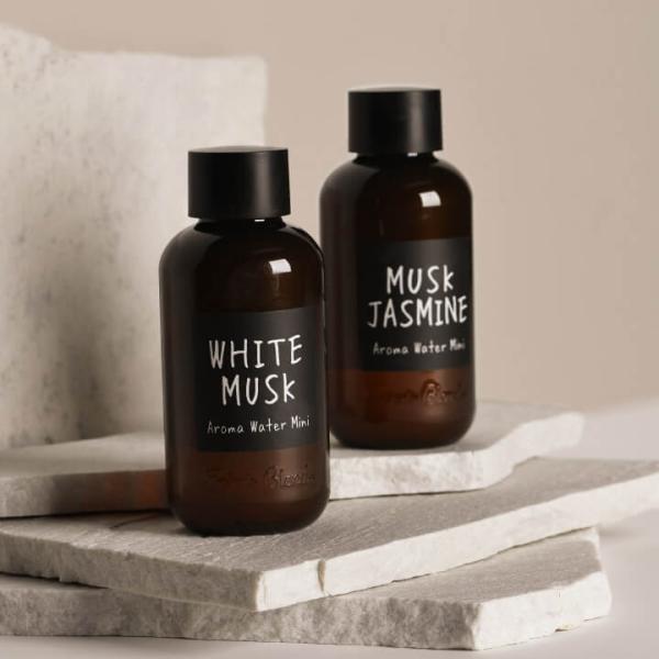 ■特徴コンパクトな加湿器に便利なミニボトル。気軽に香りを楽しめるアロマウォーターJohn’sBlend ジョンズブレンドアロマウォーター ミニお気に入りの香りで満たして居心地のよい空間へ。乾燥対策しながら香りを楽しめるアロマウォーター。デス...