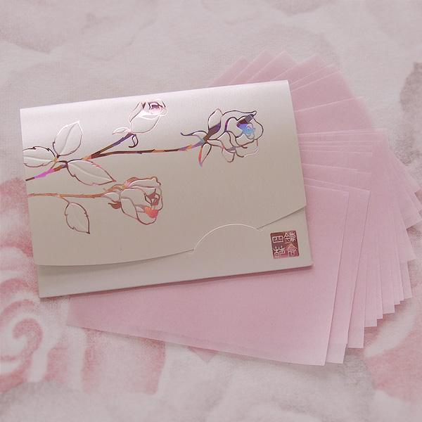 【香り】開きかけのバラのつぼみをイメージした「フレッシュなバラの花の香り」が、移り香で紙に付いています。直接紙に香料を添加していないので、敏感肌の方も安心してお使いいただけます。