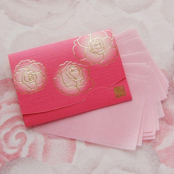 「バラの花柄」デザインパッケージに、薔薇の花の香り付き！やわらかい肌触りでしっかり脂もとれる、バラ色のあぶらとり紙が20枚。フランス産の貴重な「ノーブルなバラの香り」が、移り香で紙に付いています。直接紙に香料を添加していないので、敏感肌の方...