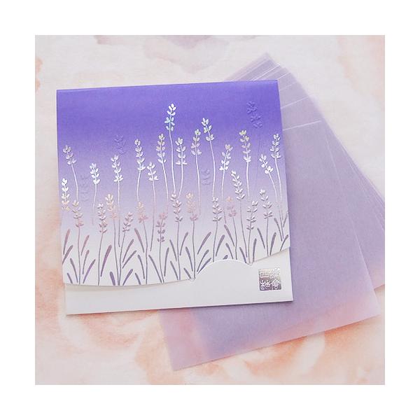 パープルからホワイトのグラデーションが美しいしっかりした紙ケース。シルバーの箔押しでゆらめくラベンダーが描かれています。９０×９０mm、方形サイズ２０枚入り