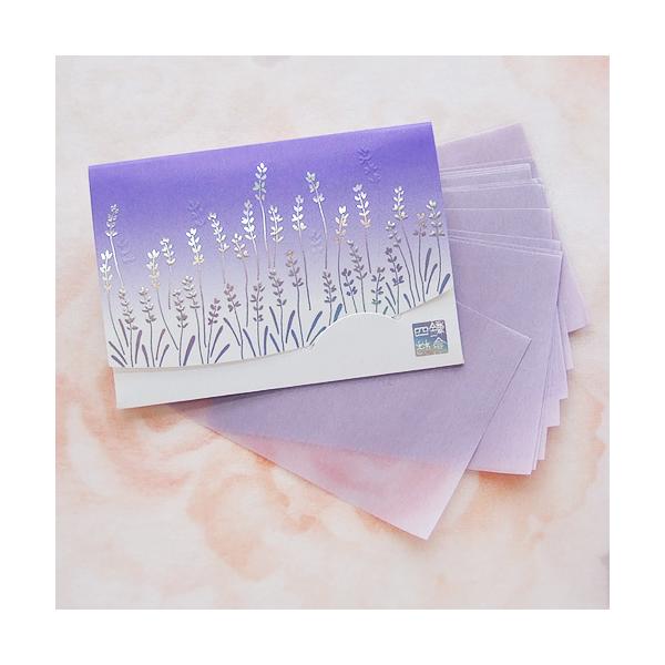 パープルからホワイトのグラデーションが美しいしっかりした紙ケース。シルバーの箔押しでゆらめくラベンダーが描かれています。90×62mm、かわいい短冊（たんざく）サイズ。２０枚入り