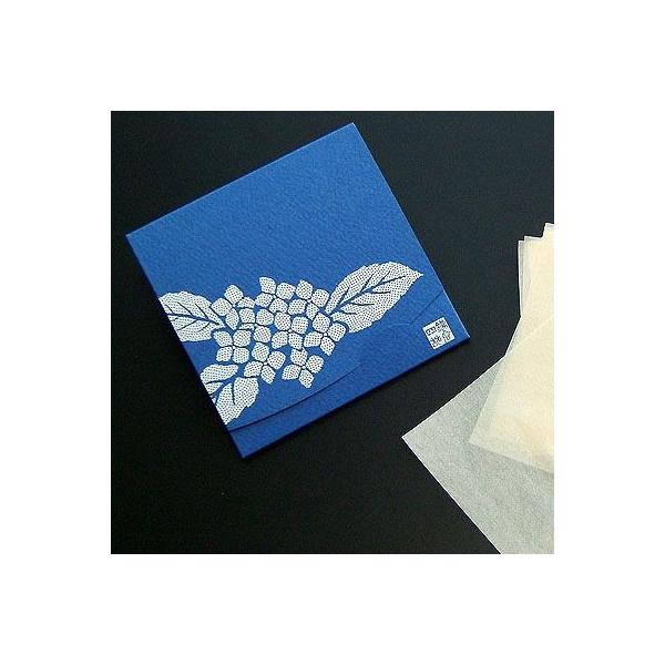 青色の地に上品なアジサイの花柄デザインのやわらかく肌触りのようあぶらとり紙です。【サイズ】90×90ｍｍ　方形サイズ【枚数】　40枚入り100パーセント天然素材（麻にシルク繊維配合）