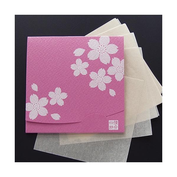 桜の花柄の紙ケースにやわらかい肌触りのあぶらとり紙が入っています。【サイズ】90×90ｍｍ　方形サイズ【枚数】　40枚入り100パーセント天然素材（麻にシルク繊維配合）