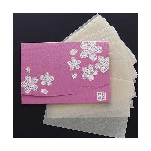 桜の花柄の紙ケースにやわらかい肌触りのあぶらとり紙が入っています。【サイズ】90×62ｍｍ　短冊サイズ【枚数】　40枚入り100パーセント天然素材（麻にシルク繊維配合）