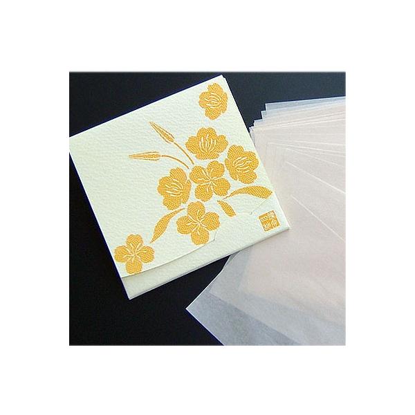 クリーム色のケースに黄色の月見草が揺れています。100％天然素材でできた最高級のあぶらとり紙。【サイズ】90×90ｍｍ　方形サイズ【枚数】　40枚入り