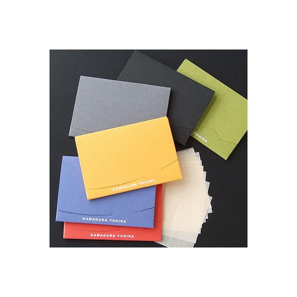 シンプルデザインの紙ケースのパッケージ。ファッションに合わせてケース色をお選びください。全６色。他のアイテムに合わせやすい、高級感のあるシックな「黒」が特に人気です。