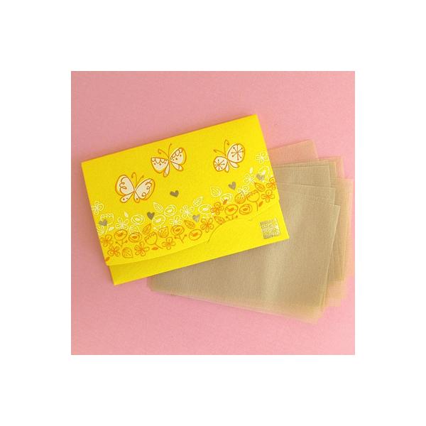 黄色の地に、花畑に遊ぶチョウチョ柄。ゴールド箔押しのハート柄は、光を反射してキラキラ輝きます。フタの内側には、ハートの羽根のチョウチョが隠れています。