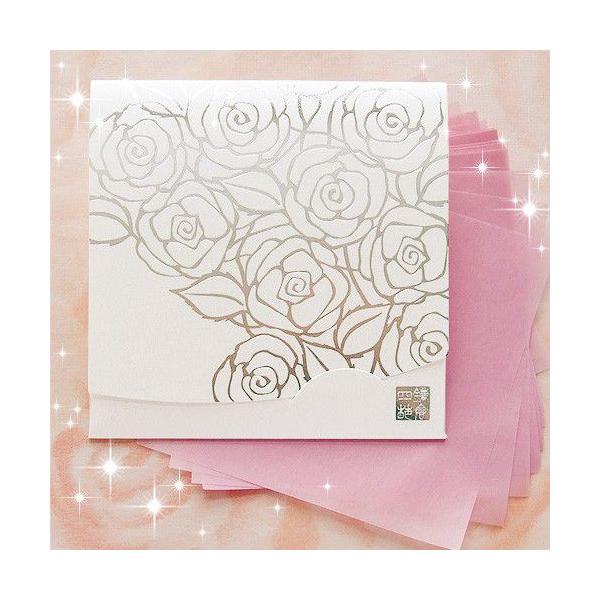 シルバーのバラに純白のしっかりした紙ケース。銀色の箔押しでバラが描かれています。ケースを手に持つとバラの箔押し部分がゴージャス。ばらの香り付き