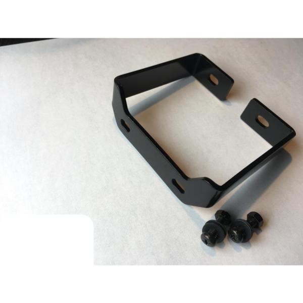 Yepp BoBike 等フロントチャイルドシート取り付けで、前籠がフットレストに干渉する時に使用します。ハンドルステムの前かごステー交換に比べ、作業が簡単なアダプター使用を選択される方が殆どです。取り付けネジが２本付属します。取り付けには...