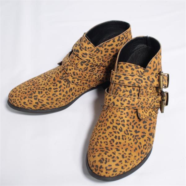 ●状態：中古 ※必ず商品説明文もご確認下さい。  VOLCOM（ボルコム）のフルレザー（スエード）仕様のレオパード柄が特徴的なショートブーツです。ボルコムストーンを連想させる金具などの細かいデザインなどにボルコムらしいこだわりを感じます。