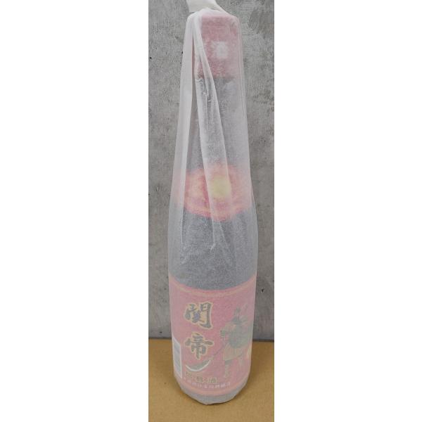 関帝とは、三国志の代表的英雄「関羽（かんう）」の神号です。古くから「忠誠」「正義」のシンボル、商売繁盛の神として広く華僑に仰がれています。 英雄の名を冠した最高級紹興酒。関帝の名にふさわしい最高品質の紹興酒。色は美しい輝きのある琥珀色。５年...