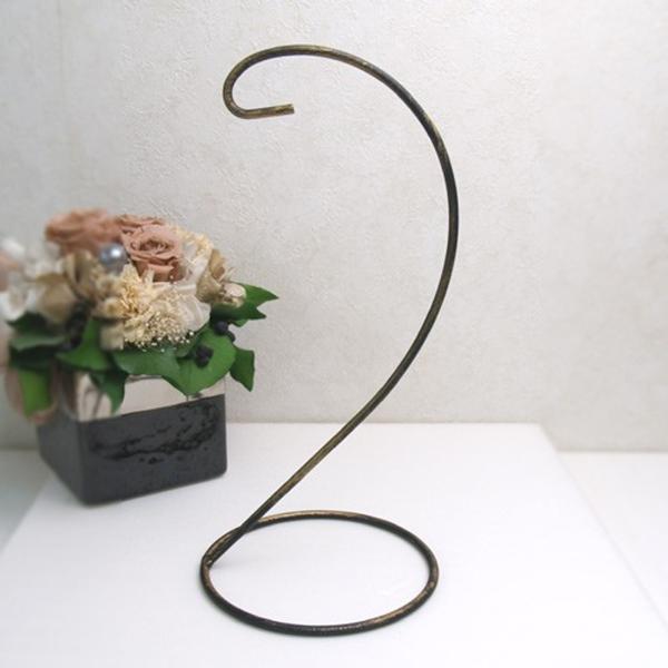 アンティークゴールド調（金古美）のすてきなスタンドです！サンキャッチャーを吊るしたり、フラワーアレンジメントなどを吊すのにおススメです。スタンドタイプは陽が良く当たる場所を選んで置くことができるので、サンキャッチャーを吊るすとキレイな虹を見...