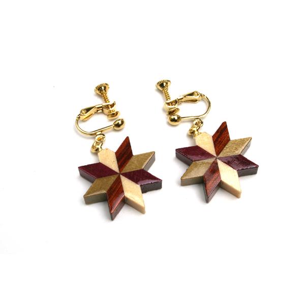 寄木細工のイヤリングです。材質：木製【備考】天然の素材を用いた手作り品のため、色・柄・大きさはホームページ上の写真や表記と異なる場合がございます。