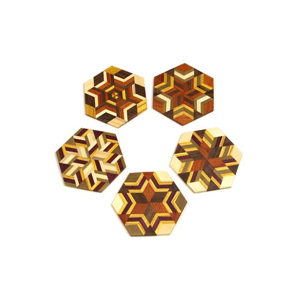 【重要】【ご注意ください】このセットは、ランダムなセットになります。写真通りの色が届くわけではありませんのでご注意ください。写真は参考写真となります。寄木ムクのコースターです。５枚入りです。サイズ：90x90x5 mm【備考】天然の素材を用...