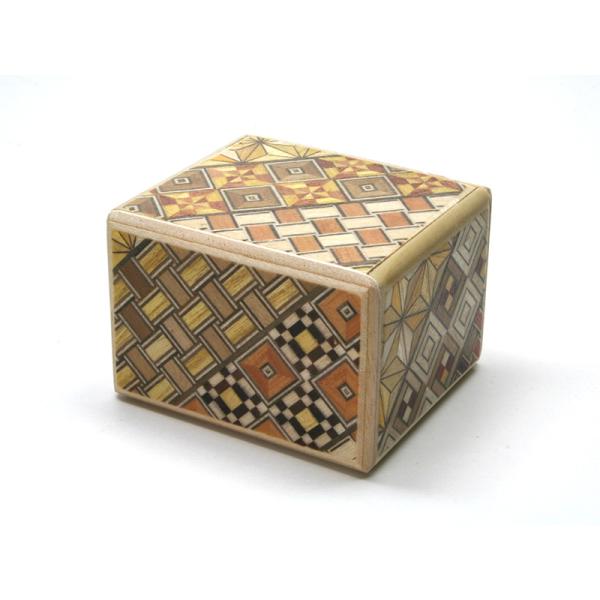 組み立て式の秘密箱です。サイズ 60x52x43 mmサイズが小さいため、ひとつひとつの模様がすべて違います。したがいまして模様はお選び頂けません。あらかじめご了承ください。