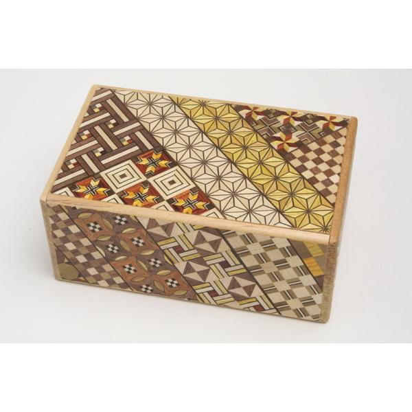 ５寸サイズの秘密箱です。サイズ（外寸）：151x96x64 mmサイズ（内寸）：104x73x52 mmこの製品は一部にMDF（合成木材）を使用しています。【備考】天然の素材を用いた手作り品のため、色・柄・大きさはホームページ上の写真や表記...