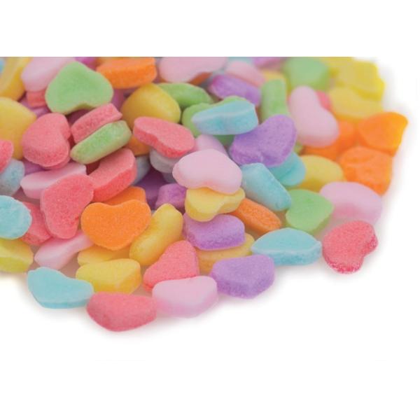 一粒約8mm×5mmのトッピングシュガーハート。黄、赤、緑、紫、桃、橙、青のカラフルな7色が入っています。アイスクリームやパンケーキなどのトッピングに最適です。※袋によって色の比率は個体差がございます。※オイル加工なしの為、生クリーム商品に...