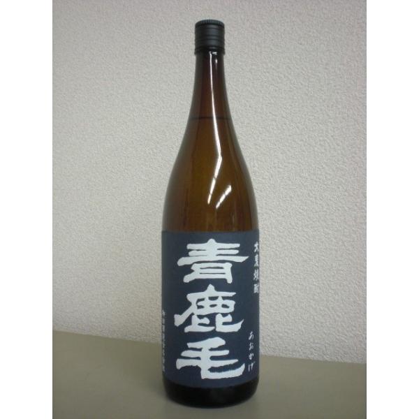 麦焼酎　青鹿毛の紹介だよ駒で有名な宮崎県都城市の蔵だねグラスに注ぐとわずかに白く濁っているよ旨みをろ過しすぎず十分に残しているねお湯割りにすると麦の風味が存分に感じられるよロックで飲んでもトロリとうまいよ旨みがあって味に立体感のある銘酒だよ...