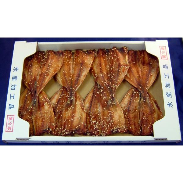 ※生乾きの商品ですので、弊社では冷凍保存しておりますが、冷蔵庫でも1週間程度大丈夫です。焼く時には、解凍しなければなりませんので、ビニールなどに移し、新聞に巻いて保存されることをお勧めします。「川内かまぼこ」と混載可能です。その場合、クール...