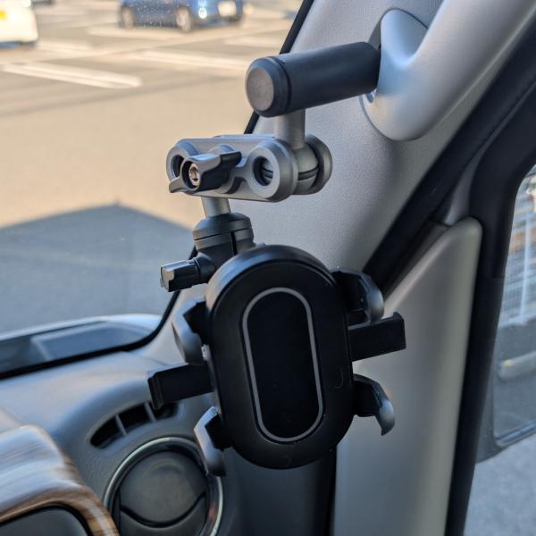 スマホホルダー】アシストグリップのネジ穴に固定して使える車載スマホ