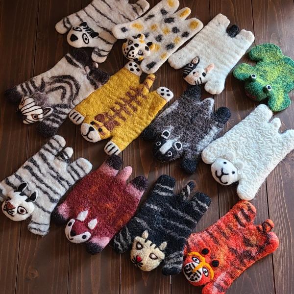 ネパールのフェルトコースター。独特なかわいい動物がいっぱいです。コースターだけの用途ではなく使い方はいろいろ♪スマホ置き・香水置きなどアイデア次第。そのまま飾ってもGOOD?【注意事項】ハンドメイドのため、ひとつひとつの表情やサイズ色合いが...