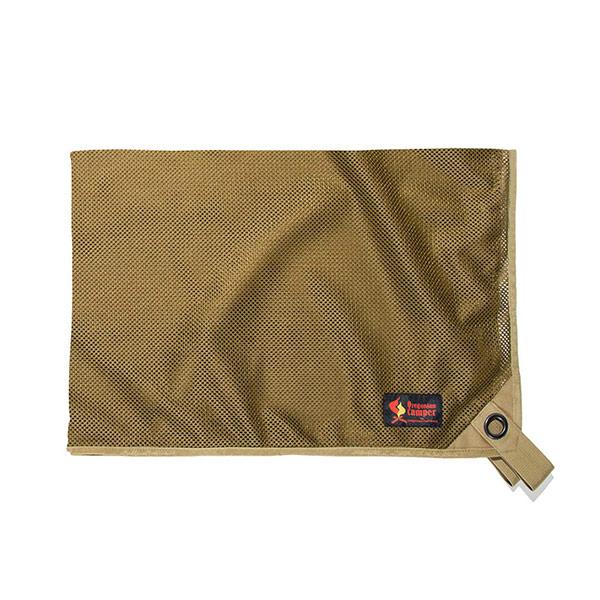 サイドタープでの使用や目隠しとして使えるメッシュシェードです。風が程よく抜けるので、夏場でも快適。タープやソロテントと組みあわせたり、カーサイドに取り付けたりと、使い方は様々です。ポールや張り綱などを組み合わせてご使用ください。※ポール・張...