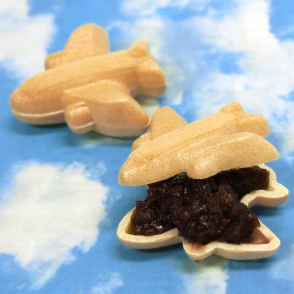 北陸産の品種「真大正もち」から作られた「皮」は、香ばしさとサクッとした歯触りを。北海道の小豆を使用した「粒あん」は、瑞々しさと糖度61度の甘さを。大空を飛ぶ「飛行機」をデザインしたvie Ojiオリジナル「最中」が、大切な「キモチ」を添えて...